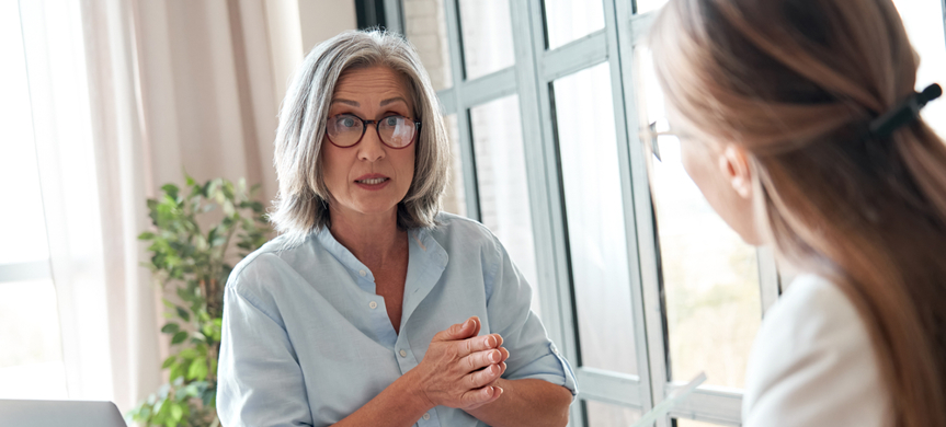 Dekorbild på kvinna som talar med en annan person.