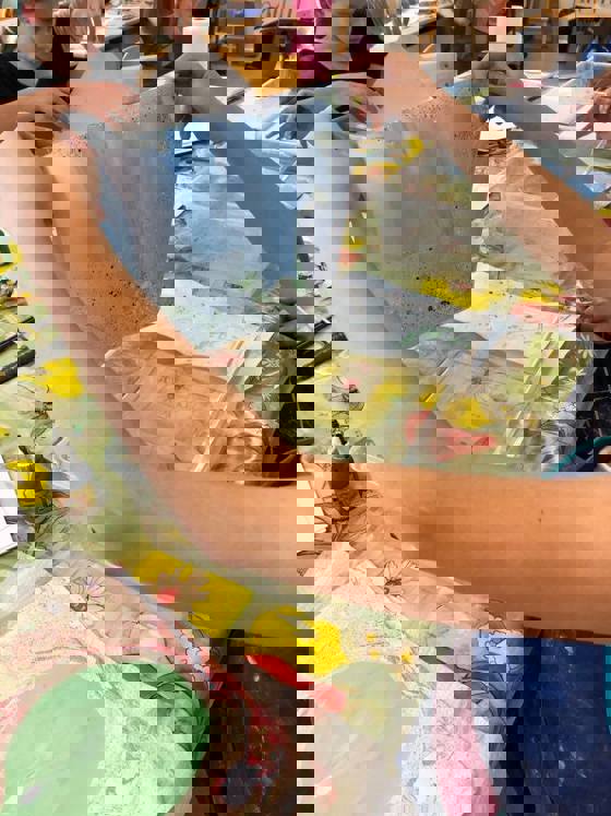 elev håller upp marmorerat papper