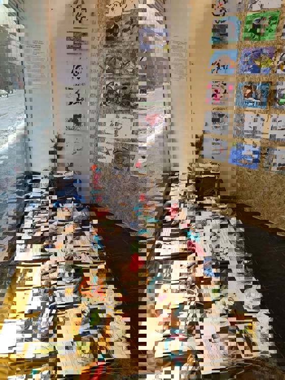 skyltfönster med elevernas fåglar utställda