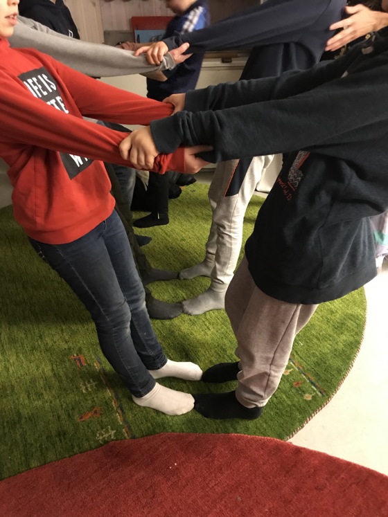 Elever gör balansövning