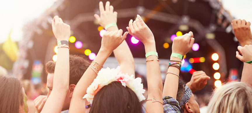 Människor på konsert.