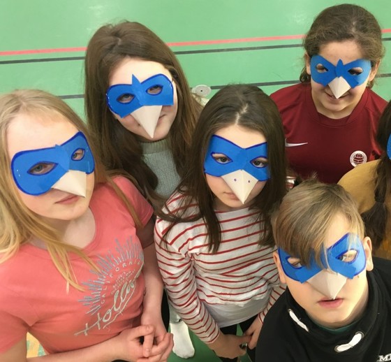 Elever i fågelmasker