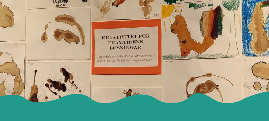 Vägg med bilder av framtidsdjur skapade utifrån kaffefläckar, och skylt med texten "Kreativitet för framtidens lösningar - ibland föds de bästa idéerna i det spontana - konsten behövs för att lösa dagens problem."