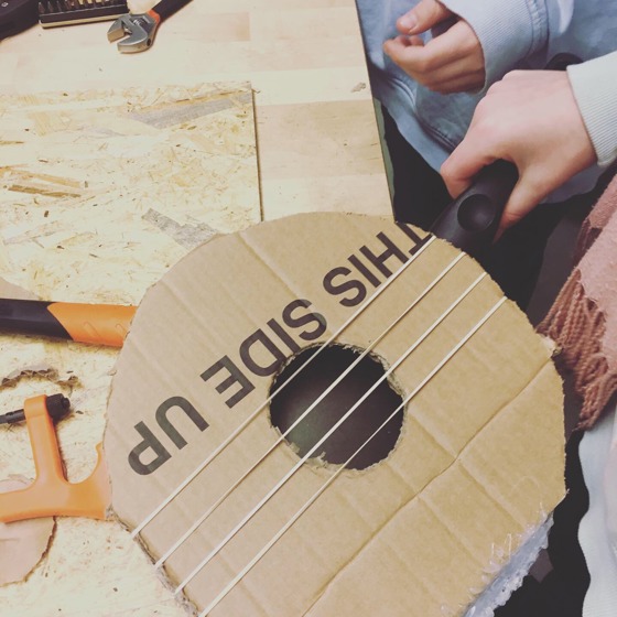 Gummisnoddar på en stekpanna