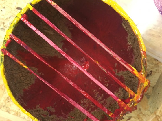 Färglagt fantasiinstrument av en kokosnöt