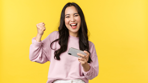 Glad tjej med mobiltelefon