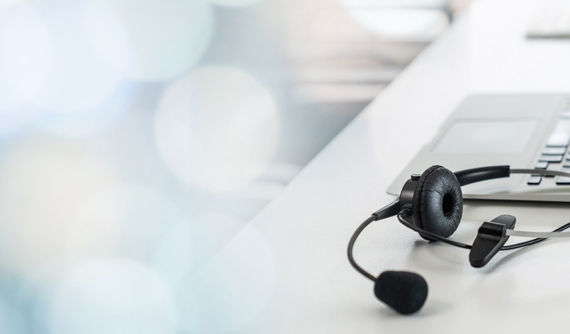 Dekorbild på dator och headset.