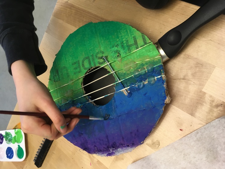 Färglagt fantasiinstrument av en stekpanna